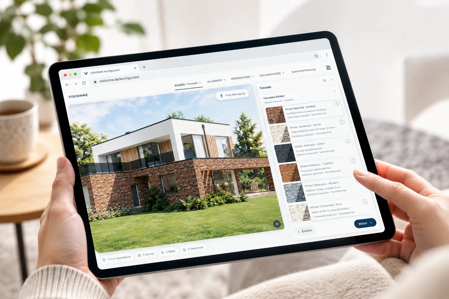 VISIONME-Konfigurator auf einem Tablet: fotorealistisches Musterhaus mit Fassaden-Auswahl, direkt im Browser bedient