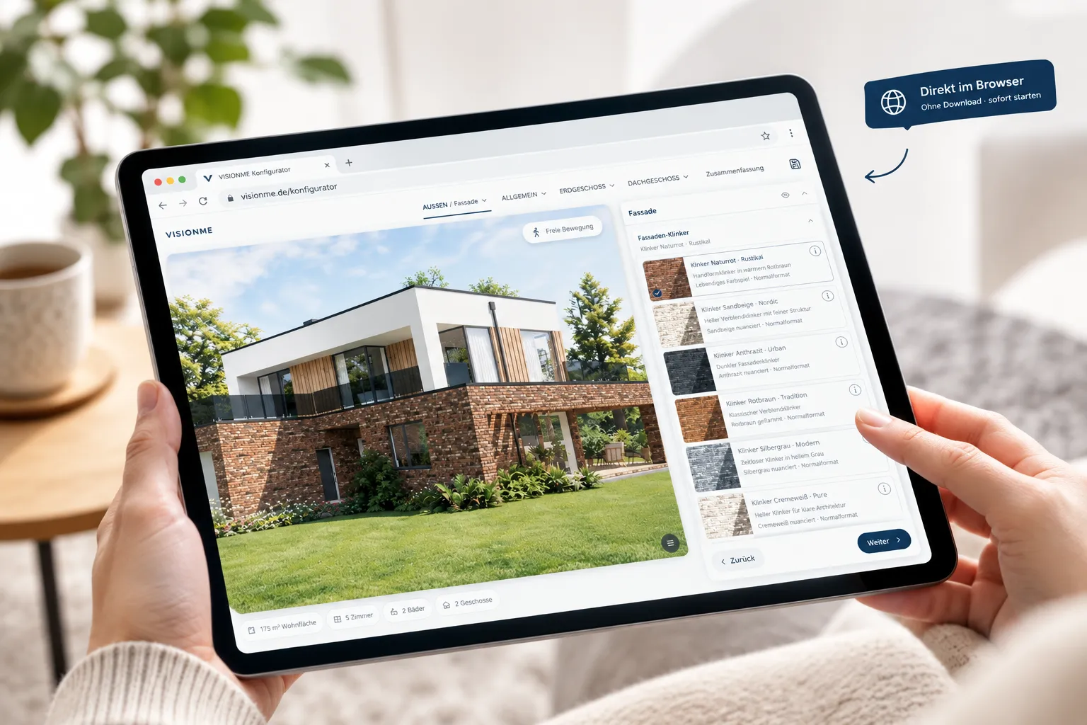 Der VISIONME-Konfigurator läuft direkt im Webbrowser: Tablet in den Händen einer Person mit fotorealistischem Musterhaus und Fassaden-Auswahl – ohne Download, sofort startklar