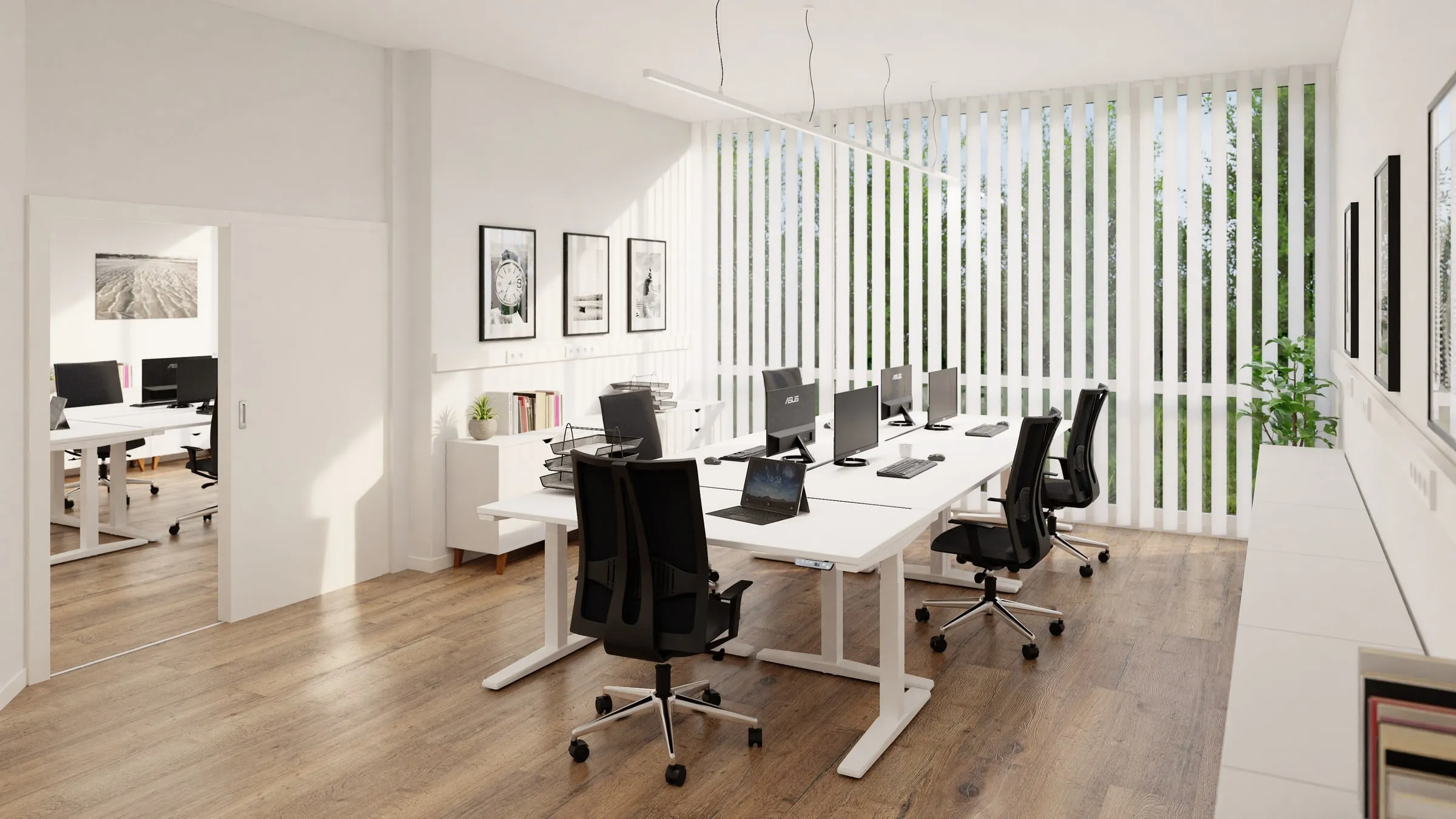 Innenraum-Visualisierung: helles Büro mit Arbeitsplätzen, Lamellenvorhang und Holzboden